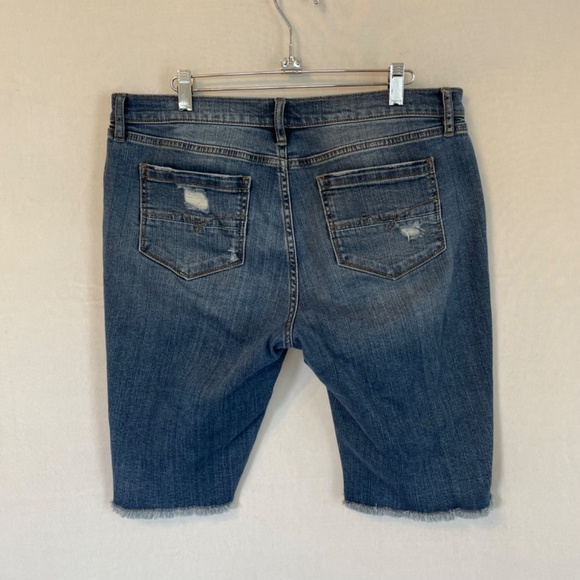 Soho Bermuda 5 Pocket Jean Shorts Distressed Frayed Hem 12 inch Inseam Size 8 - Picture 2 of 5